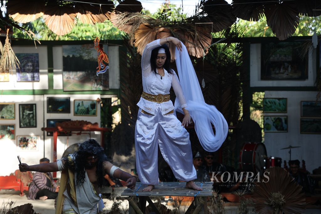 Pementasan fragmen Kidung Anjampiani oleh seniman petani Komunitas Lima Gunung menyemarakkan pembukaan Festival Lima Gunung XXI di Studio Mendut, Mungkid, Kabupaten Magelang, Jawa Tengah, Senin (8/8/2022). 