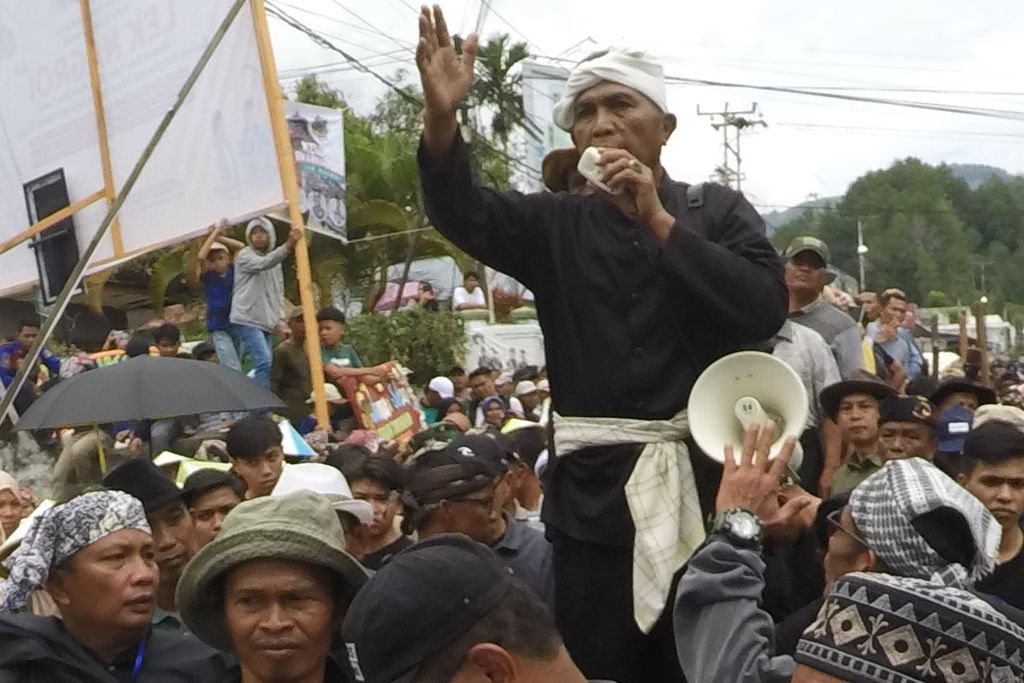 Upacara adat <i>naheik pamau</i> alias menarik kayu di Kota Sungai Penuh, Provinsi Jambi, Minggu (15/9/2024).