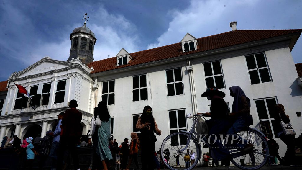 Suasana warga ketika berwisata di kawasan Museum Fatahilah, Kota Tua, Jakarta, Minggu (26/6/2022). Memasuki musim libur tahun ajaran baru, sejumlah kawasan tempat wisata mulai diserbu warga untuk berekreasi. Kawasan Wisata Kota Tua menjadi salah satu kawasan ruang terbuka publik yang menjadi tujuan warga mengisi waktu liburan ini bersama keluarga. Wisata di ruang publik tanpa tiket masuk menjadi salah satu kebutuhan ruang rekreasi bagi warga, terutama di perkotaan yang padat. 