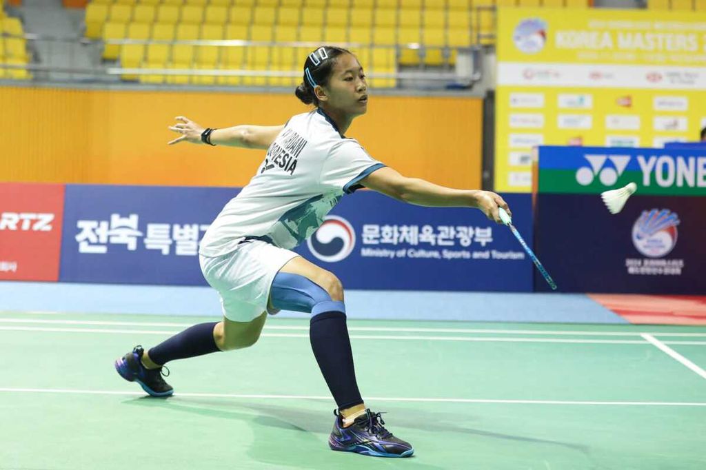 Putri Kusuma Wardani melakukan pukulan saat bertanding pada partai final Korea Masters melawan tunggal putri China, Han Qian Xi. Putri menjadi juara setelah memenangi pertandingan dengan skor 21-14, 21-14 di Iksan, Korea Selatan, Minggu (10/11/2024). 