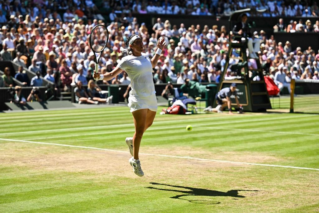 Petenis Tunisia, Ons Jabeur, melompat saat menghadapi petenis Jerman, Tatjana Maria, dalam pertandingan semifinal Wimbledon di All England Tennis Club, Wimbledon, Kamis (7/7/2022). Jabeur mengalahkan Maria, 6-2, 3-6, 6-1. 