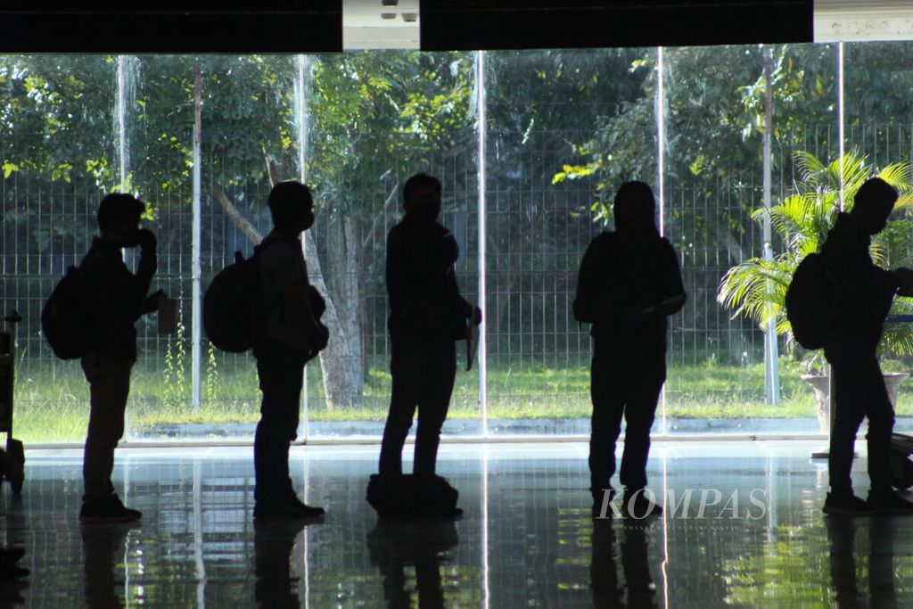https://assetd.kompas.id/cLPtkh7eVvflIoo_1nVF69eS7Ac=/1024x683/filters:watermark(https://cdn-content.kompas.id/umum/kompas_main_logo.png,-16p,-13p,0)/https%3A%2F%2Fkompas.id%2Fwp-content%2Fuploads%2F2020%2F05%2F20200510RAM-Pemeriksaan-di-Bandara-Sultan-Mahmud-Badaruddin-II-Palembang-II_1589083577.jpg