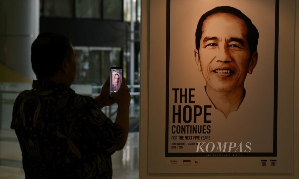  More than 40 poster works as a form of appreciation to the president and vice president elected in the 2019 Election, Joko Widodo and Ma'ruf Amin, were exhibited at Epicentrum Walk, Kuningan, Jakarta, Friday (12/7/2019). 