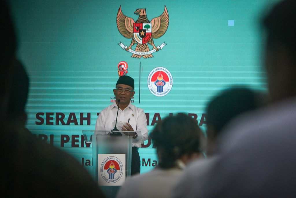 Pelaksana Tugas (Plt) Menteri Pemuda dan Olahraga sekaligus Menteri Koordinator Bidang Pembangunan Manusia dan Kebudayaan Muhadjir Effendy berbicara dalam acara serah terima jabatan Menteri Pemuda dan Olahraga di Wisma Menpora, Jakarta, Kamis (16/3/2023). 