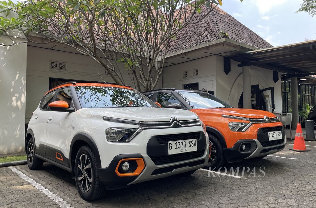 Citroen C3 adalah mobil berukuran kecil dari pabrikan asal Perancis yang mulai masuk pasar Indonesia pada alkhir 2022. Mobil ini hanya tersedia dalam varian bertransmisi manual 5 percepatan. Ketika dicoba melintasi berbagai rute dari Jakarta menuju Bandung pada Selasa (30/5/2023) dan Rabu, kinerja suspensinya terasa membuai. Mobil ini dibanderol dengan harga Rp 225 juta sampai Rp 236 juta <i>on the road</i> Jakarta.