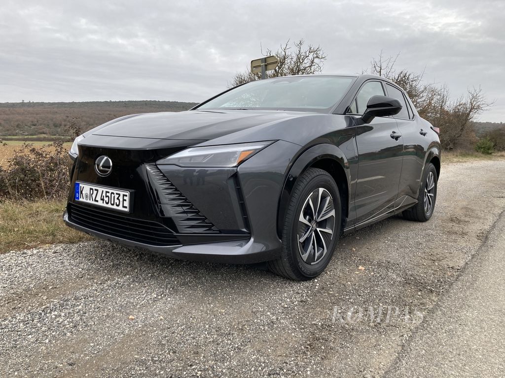 Lexus RZ 450e saat diuji di daerah pinggiran Aix-en-Provence di Perancis selatan, Sabtu (26/2/2023).