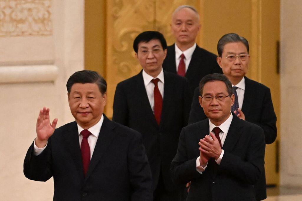 Presiden China Xi Jinping berjalan bersama anggota Komite Tetap Politbiro Partai Komunis China, badan pengambil keputusan tertinggi di China. Tampak di samping Xi adalah Li Qiang. Foto diambil pada 23 Oktober 2022.
