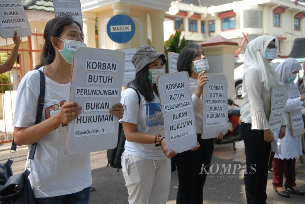Koalisi perempuan yang tergabung dalam "Save Our Sister" berunjuk rasa di depan Kejaksaan Tinggi Jambi, Kamis (26/7/2018).