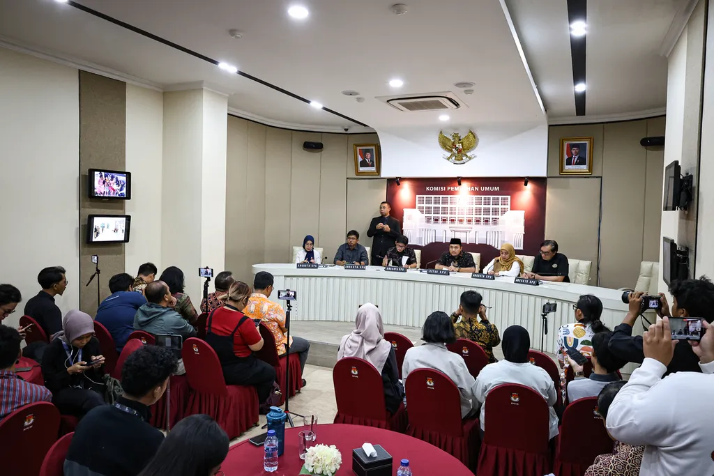 Ketua KPU Mochammad Afifuddin (ketiga dari kanan) didampingi anggota KPU; Iffa Rosita, Idham Holik, August Mellaz, Betty Epsilon Idroos, dan Yulianto Sudrajat (dari kiri ke kanan); menggelar konferensi pers terkait Pilkada serentak 2024 di kantor KPU, Jakarta, Jumat (29/11/2024). KPU mencatat, sebanyak 287 tempat pemungutan suara (TPS) perlu menggelar pemungutan suara susulan (PSS), pemungutan suara lanjutan (PSL), dan pemungutan suara ulang (PSU). Ratusan TPS yang perlu menggelar PSS, PSL, dan PSU tersebut berdampak pada 132.286 pemilih yang tersebar di 22 provinsi. KOMPAS/ADRYAN YOGA PARAMADWYA (YGA) 29-11-2024