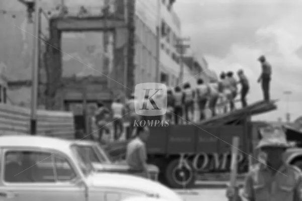 Beberapa buruh bangunan menurunkan besi dari truk, 19 Februari 1972.