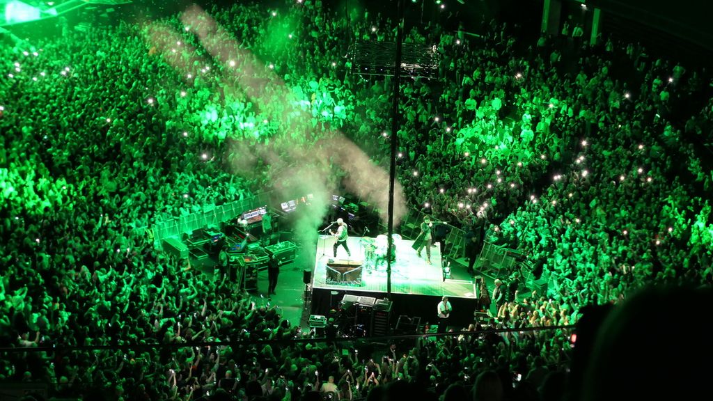 Aksi panggung The Script yang beranggotakan Danny ODonoghue, Mark Sheehan, dan Glen Power di gedung The OVO Hydro-Scottish Event Campus, Glasgow, Skotlandia, Jumat (27/5/2022). Lewat konser tersebut, The Script mengajak penggemarnya merayakan beragam kenangan dalam kehidupan.