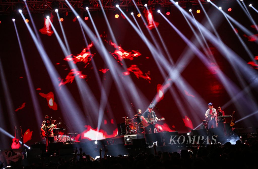 Permainan cahaya di panggung Iwan Fals dan Sawung Jabo dalam Synchronize Fest 2023 di Gambir Expo Kemayoran, Jakarta, Jumat (01/09/2023). 