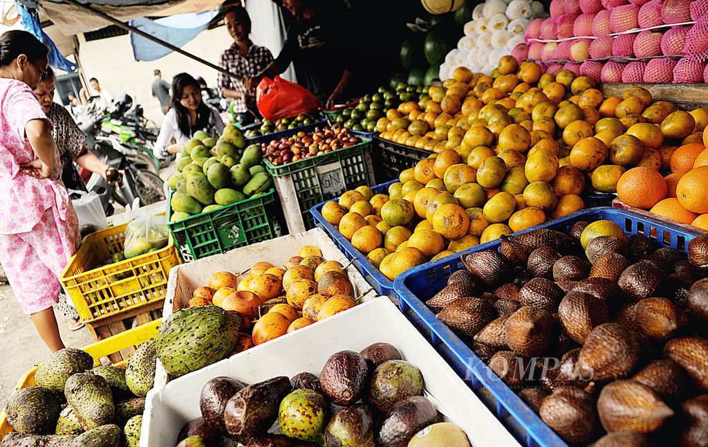 Berbagai jenis buah, baik impor maupun lokal, yang dijual pedagang di Pasar Senen, Jakarta, Rabu (17/7). Buah impor mulai banyak dijual pedagang setelah dibukanya keran impor hortikultura untuk semester II-2013. Hal ini membuat harga buah impor turun. Sedangkan buah lokal, seperti mangga, masih mahal karena pasokan yang masih terbatas. 