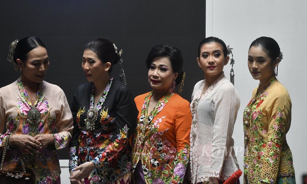 Model membawakan busana kebaya peranakan kreasi Radja Art dalam Hadiprana Fashion Festival 2023 di Mitra Hadiprana, Jakarta, Selasa (28/3/2023). 