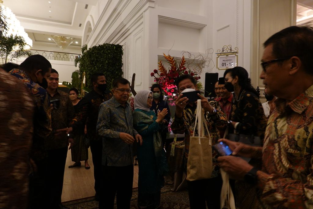 Wakil Presiden Ke-10 dan Ke-12 Jusuf Kalla menerima ucapan selamat ulang tahun dari para tamu undangan usai syukuran ultah ke-80 di Gedung Tribrata, Jakarta Selatan, Rabu (25/5/2022).