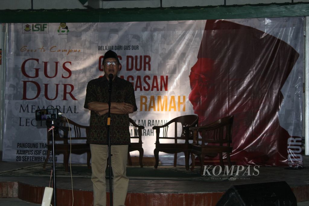 Menteri Agama RI periode 2014-2019 Lukman Hakim Saifudin menjadi pembicara dalam acara Gus Dur Memorial Lecture di Institut Studi Islam Fahmina, Kota Cirebon, Jawa Barat, Rabu (20/9/2023) malam. Acara yang diinisiasi Jaringan GUSDURian itu untuk menggali dan menyebarkan gagasan Gus Dur terkait dengan toleransi, Islam yang ramah, dan lainnya.