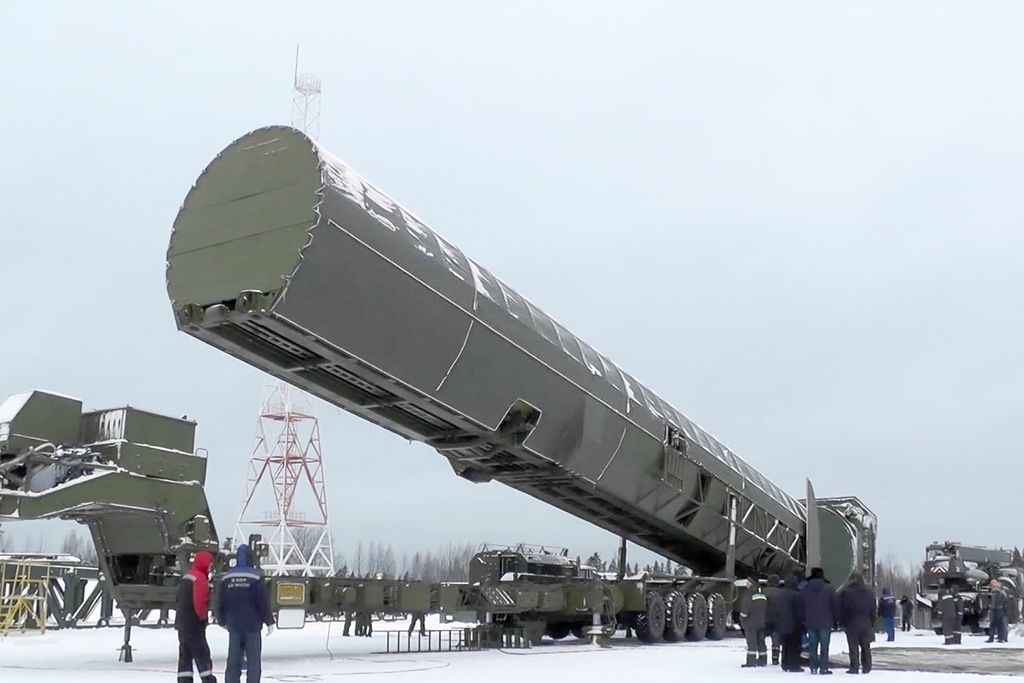 Foto tangkapan atas siaran televisi Rusia, RU-RTR, melalui televisi AP ini memperlihatkan rudal antarbenua Rusia, Sarmat, di lokasi yang tak disebutkan di Rusia, 1 Maret 2018.