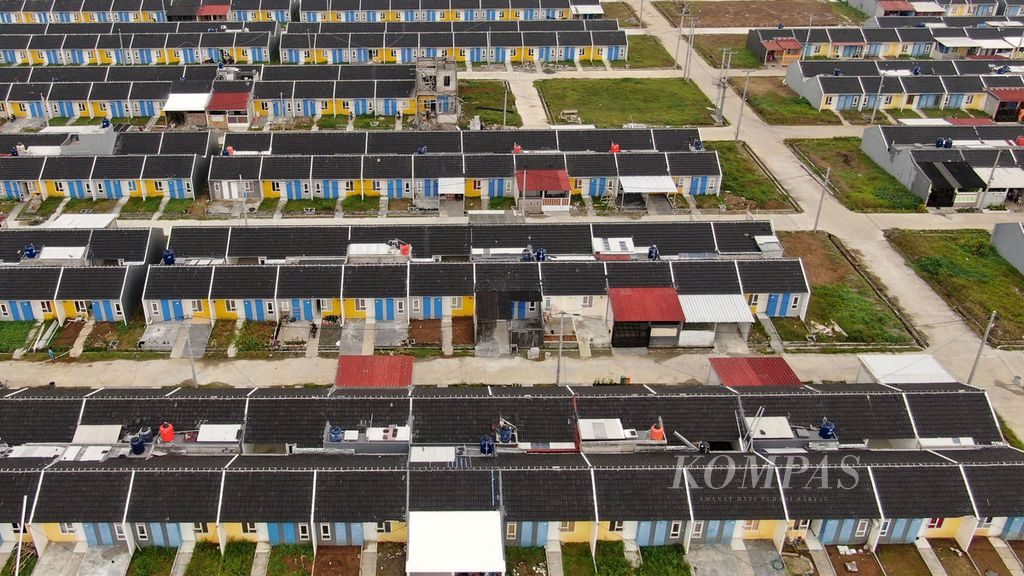 Deretan rumah baru yang hampir selesai pembangunannya di Cibunar, Kecamatan Parung Panjang, Kabupaten Bogor, Jawa Barat, Kamis (19/1/2023). 