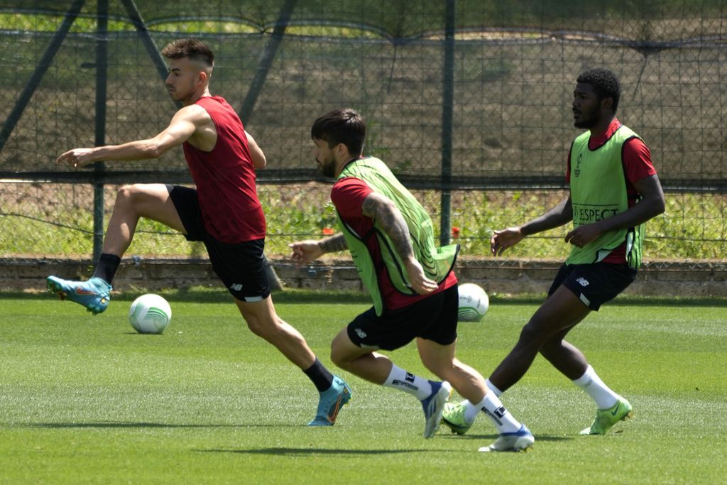 Para pemain AS Roma, (dari kiri) Stephan El Shaarawy, Charles Perez, dan Ainsley Maitland-Niles, melakukan pemanasan dalam sesi latihan bersama pemain AS Roma lainnya di fasilitas latihan Fulvio Bernardini, Roma, Italia, Selasa (24/5/2022). AS Roma dan Feyenoord akan berlaga di final Liga Konferensi Eropa di Stadion Air Albania, Tirana, Albania, Kamis (26/5/2022) dini hari WIB.