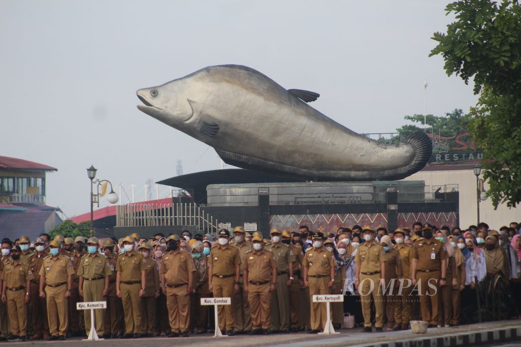 Ratusan pegawai Pemerintah Kota Palembang mengikuti apel pagi di Pelataran Benteng Kuto Besak (BKB) Palembang, Sumatera Selatan Senin (9/5/2022). Cuti bersama Lebaran yang baru saja usai diharapkan dapat melecut semangat para pegawai pemerintah untuk bekerja lebih baik lagi melayani masyarakat.