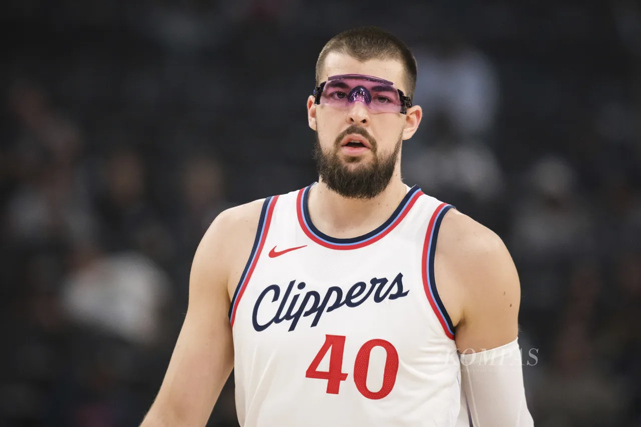 Los Angeles Clippers center Ivica Zubac looks on during the first half of an NBA basketball game against the Washington Wizards, Thursday, Jan. 23, 2025, in Inglewood, Calif. (AP Photo/William Liang)