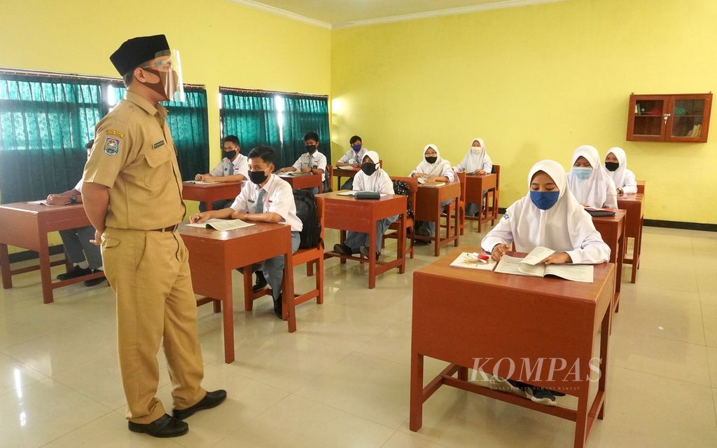 Suasana pembelajaran tatap muka di SMAN 2 Tegal, Jawa Tengah, Senin (7/9/2020). Sekolah tersebut mengikuti simulasi pembelajaran tatap muka selama 2 pekan.