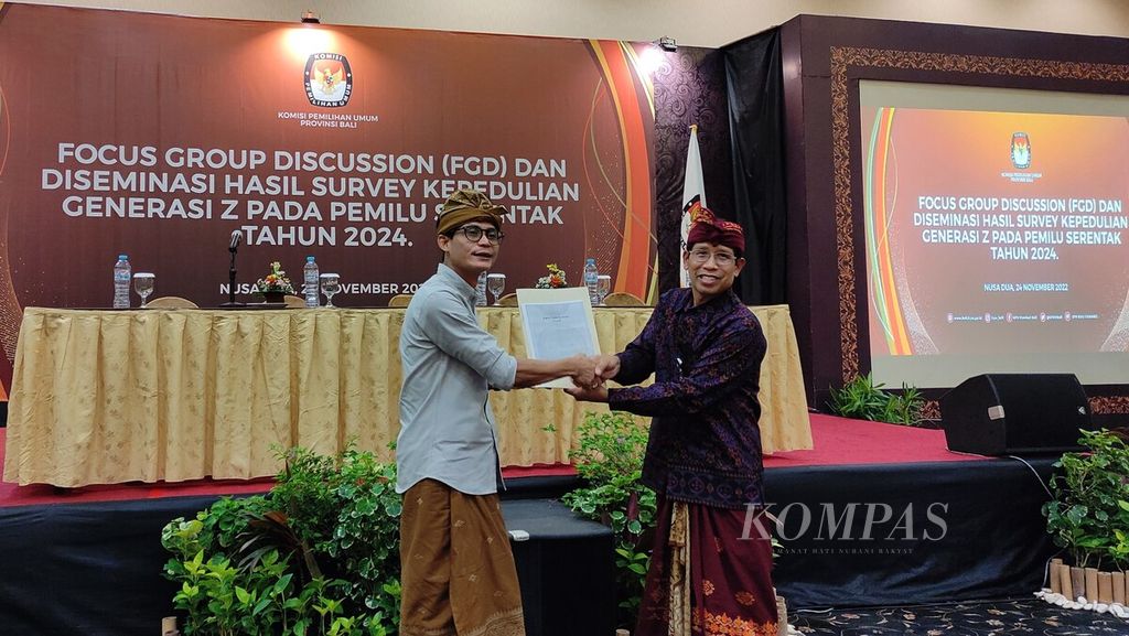 KPU Bali mengadakan diseminasi dan diskusi kelompok terpumpun (FGD) hasil survei tentang Kepedulian Generasi Z pada Pemilu Serentak Tahun 2024 di Bali, Nusa Dua, Badung, Kamis (24/11/2022). Dekan FISIP Universitas Udayana, Bali, I Nengah Punia (kanan) bersalaman dengan anggota KPU, August Mellaz (kiri). 