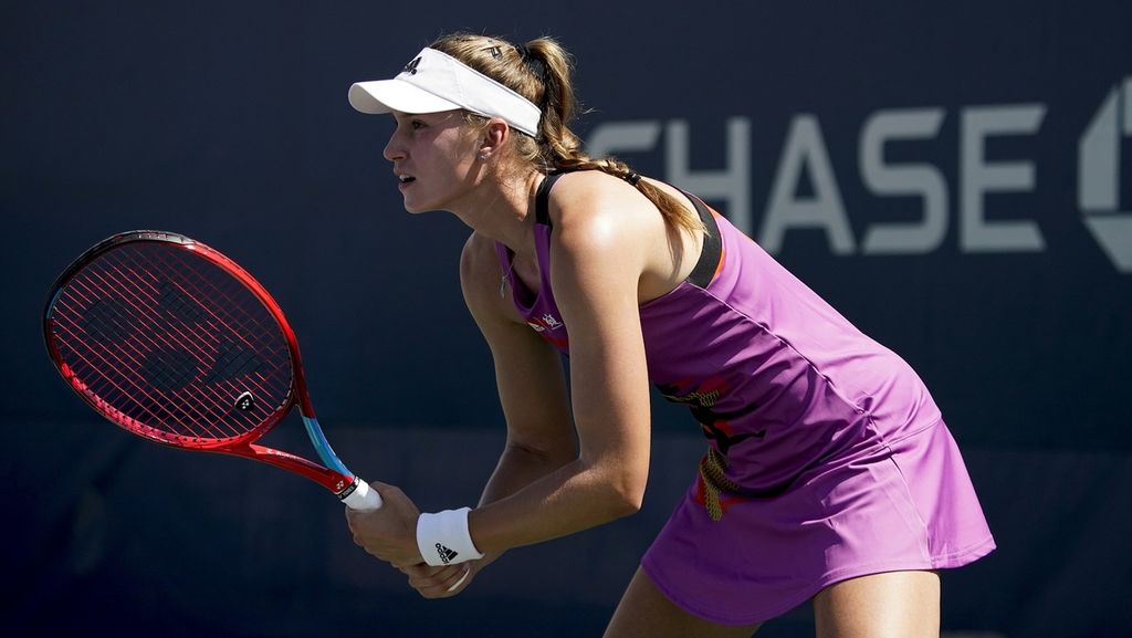Petenis Kazakhstan Elena Rybakina bersiap menerima servis dari petenis Perancis Clara Burel pada laga babak pertama turnamen AS Terbuka, Rabu (31/8/2022) pagi WIB di di Pusat Tenis Nasional Billie Jean King, Flushing Meadows, New York. Rybakina kalah dengan skor 4-6, 4-6.