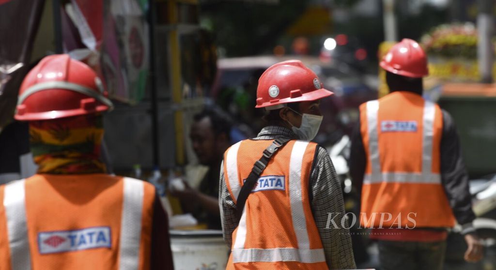 Sejumlah pekerja proyek di kawasan Setiabudi, Jakarta, Senin (21/2/2022). Di tengah polemik Permenaker Nomor 2 Tahun 2022 tentang Tata Cara dan Persyaratan Pembayaran Manfaat Jaminan Hari Tua (JHT), pemerintah akan meluncurkan program Jaminan Kehilangan Pekerjaan (JKP) pada 22 Februari 2022. JKP merupakan jaminan sosial berupa uang tunai, konseling, informasi pasar kerja dan pelatihan untuk pekerja atau buruh yang mengalami PHK. 