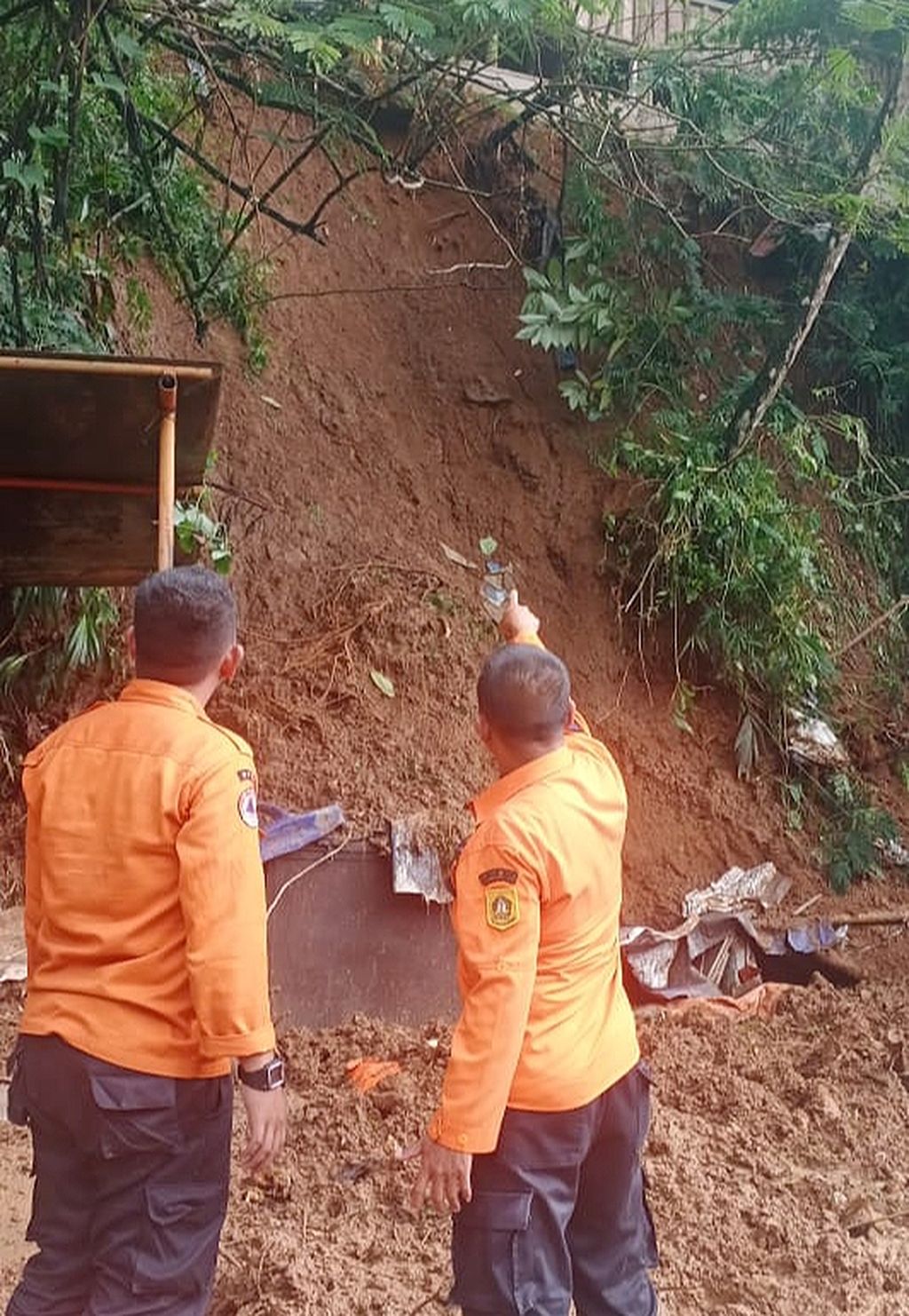 Hujan deras berintensitas tinggi mengakibatkan longsor di kawasan obyek wisata air terjun Curug Cilember, Kampung Curug, Megamendung, Kabupaten Bogor, Jawa Barat, Senin (21/3/2023). Dalam peristiwa longsor itu dua pedagang yang sedang berteduh dari hujan deras menjadi korban.