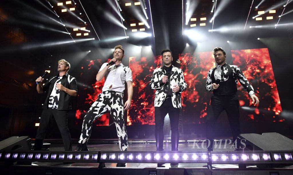 Westlife kelompok vokal asal Dublin, Irlandia, tampil dalam konser bertajuk Westlife The Wild Dreams Tour -All The Hits 2023 di Stadion Madya Gelora Bung Karno Jakarta, Sabtu (11/2/2023) malam. 