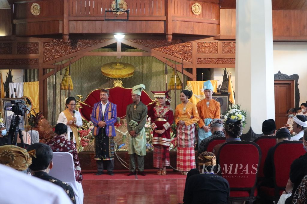 Perwakilan sejumlah provinsi hadir di Paseban Tri Panca Tunggal saat perayaan Seren Taun 22 Rayagung 1955 Saka Sunda di Kelurahan Cigugur, Kabupaten Kuningan, Jawa Barat, Jumat (22/7/2022). Perwakilan dari 14 provinsi turut serta dalam Pameran Pusaka Budaya Nusantara.