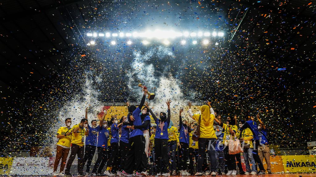 Sukacita tim Bandung Bjb Tandamata ketika menjuarai PLN Mobile Proliga 2022 di Padepokan Voli Jenderal Polisi Kunarto, Sentul, Kabupaten Bogor, Jawa Barat, Sabtu (26/3/2022). Bandung Bjb Tandamata menjuarai musim kompetisi ini setelah berlaga di partai final melawan Gresik Petrokimia Pupuk Indonesia. Tim asuhan Pelatih Alim Suseno ini mengalahkan tim Gresik Petrokimia Pupuk Indonesia dengan skor 3-1. Timnas voli putri kemungkinan tidak berangkat ke SEA Games Vietnam 2021 karena tipisnya peluang meraih emas.
