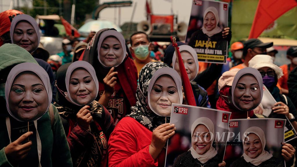 Massa buruh yang tergabung dalam Konfederasi Serikat Pekerja Indonesia menuntut pencopotan Menaker Ida Fauziyah di Kementerian Ketenagakerjaan di Jalan Gatot Subroto, Kuningan, Jakarta Selatan, Rabu (16/2/2022). Mereka menuntut pencabutan Peraturan Menteri Ketenagakerjaan (Permenaker) Nomor 2 Tahun 2022 tentang Tata Cara dan Persyaratan Pembayaran Manfaat Jaminan Hari Tua. Kalangan buruh menolak kebijakan pemerintah mengembalikan program Jaminan Hari Tua ke fungsi awalnya sebagai tabungan masa tua. 
