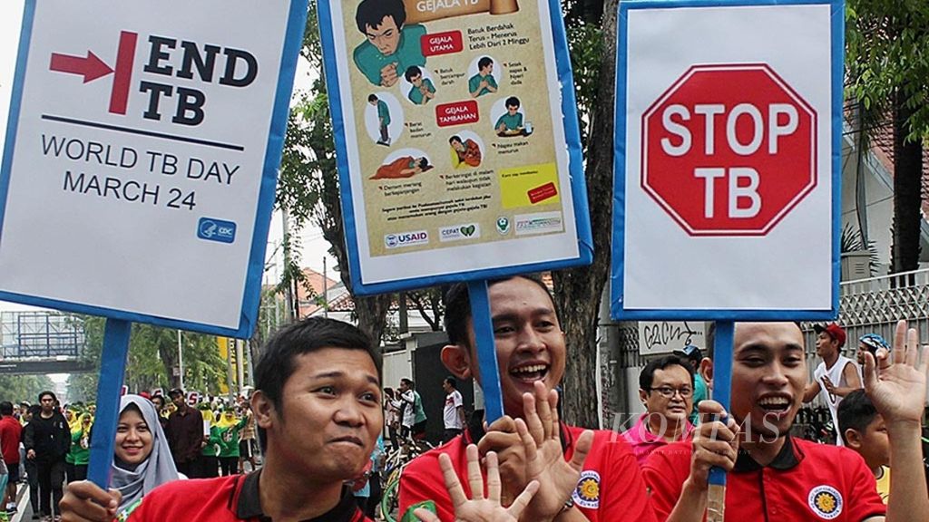 Kader Pimpinan Daerah Aisyiyah Surabaya menyosialisasikan bahaya penyakit tuberkulosis (TB) kepada warga saat hari bebas kendaraan bermotor di Surabaya, Jawa Timur, Minggu (19/3/2017). Penyakit yang disebabkan kuman <i>Mycobacterium tuberculosis</i> itu tidak hanya menyerang paru-paru, tetapi juga menyerang organ tubuh lainnya, seperti selaput otak, kulit, kelenjar, dan tulang. Gerakan itu dilakukan dalam rangka memperingati Hari TB Sedunia, yang jatuh setiap tanggal 24 Maret.