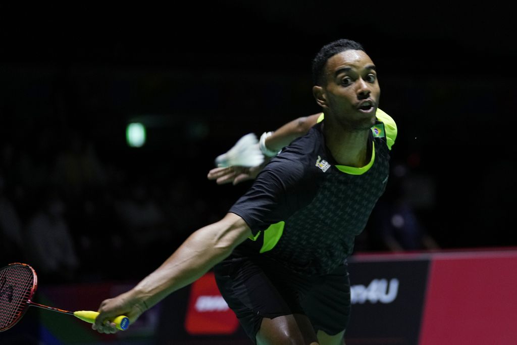 Tunggal putra Brasil, Ygor Coelho, mengejar kok saat melawan Anthony Sinisuka Ginting pada laga babak pertama nomor tunggal putra Kejuaraan Dunia Bulu Tangkis 2022 di Tokyo Metropolitan Gymnasium, Tokyo, Jepang, Senin (22/8/2022). 