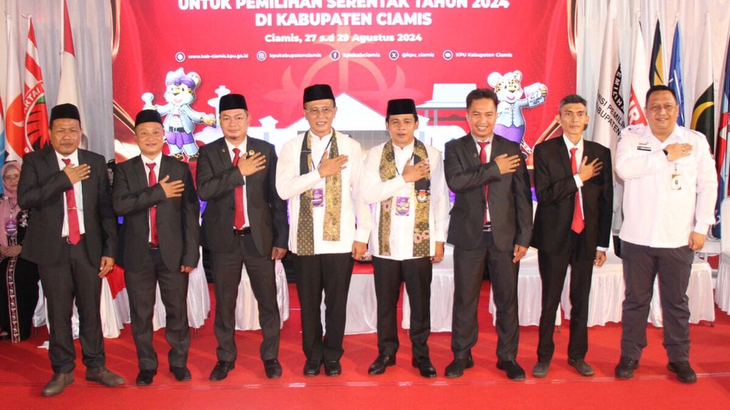 Pasangan petahana dalam Pilkada Kabupaten Ciamis tahun 2024, yakni calon bupati Herdiat Sunarya dan wakil bupati Yana D Putra, bersama para komisioner KPU Ciamis saat pendaftaran pada 29 Agustus 2024.