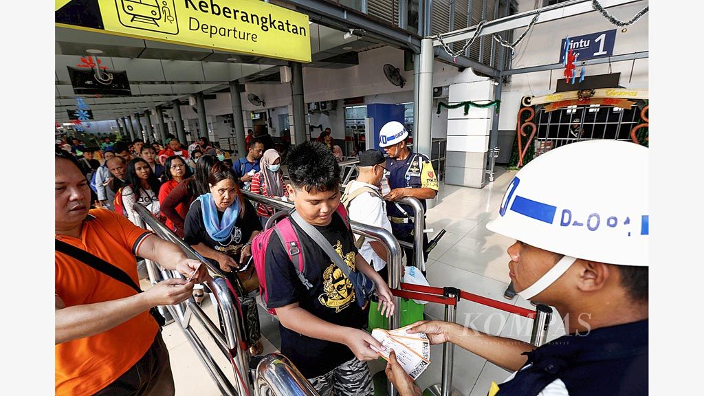 https://assetd.kompas.id/czOvBrwQEExEM0cVekCTDmaMKxI=/1024x576/filters:watermark(https://cdn-content.kompas.id/umum/kompas_main_logo.png,-16p,-13p,0)/https%3A%2F%2Fkompas.id%2Fwp-content%2Fuploads%2F2019%2F12%2FStasiun-Pasar-Senen_85922784_1576946362.jpg