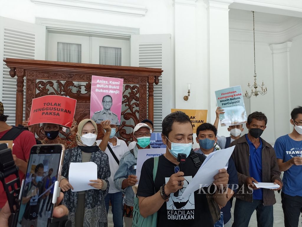 Warga yang tergabung dalam Koalisi Perjuangan Warga Jakarta (Kopaja) menyerahkan surat peringatan (SP) 1 kepada Gubernur DKI Jakarta Anies Baswedan, Jumat (22/4/2022), di pendopo Balai Kota DKI Jakarta. Melalui surat itu, Kopaja mendesak Anies Baswedan untuk menuntaskan sembilan masalah krusial di DKI Jakarta dalam enam bulan terakhir masa kepemimpinannya.