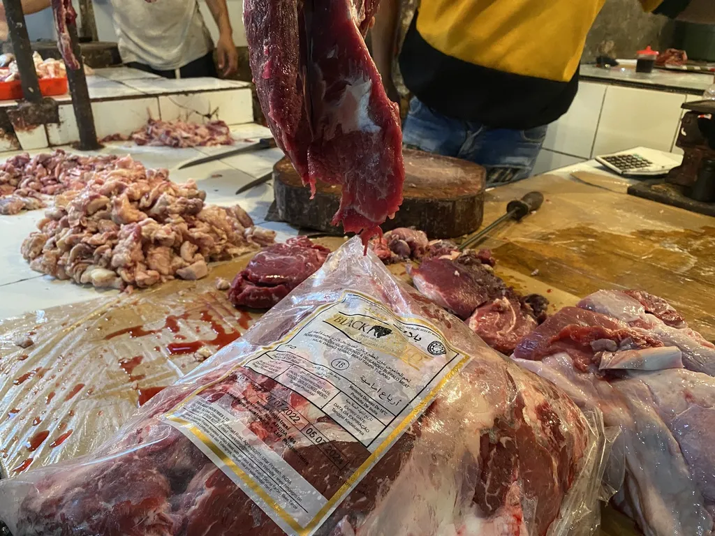Daging kerbau beku impor asal India dijajakan dalam kemasan oleh pedagang di Pasar Induk Kramatjati, Jakarta Timur, Senin (13/3/2023). Daging kerbau impor yang kerap disebut daging sapi impor ini dijual dengan harga Rp 90.000 hingga Rp. 100.000 per kilogram.