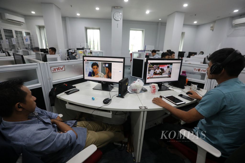 Staf analis memonitor siaran televisi nasional di ruang Analisa Pemantauan Langsung Komisi Penyiaran Indonesia (KPI) Pusat, Jakarta, Kamis (23/2/2023). Sebanyak 18 stasiun televisi nasional yang 15 di antaranya tayang selama 24 jam dimonitor oleh petugas analis. Penelitian meliputi konten SARA, kekerasan, pornografi, serta jumlah iklan yang tidak boleh melebihi 20 persen dari porsi keseluruhan tayangan.