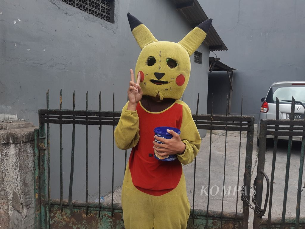 Bagus (17), salah satu manusia boneka atau badut yang ditemui di Jalan Palem, Palmerah, Jakarta Utara, Jumat (17/6/2022) sore.