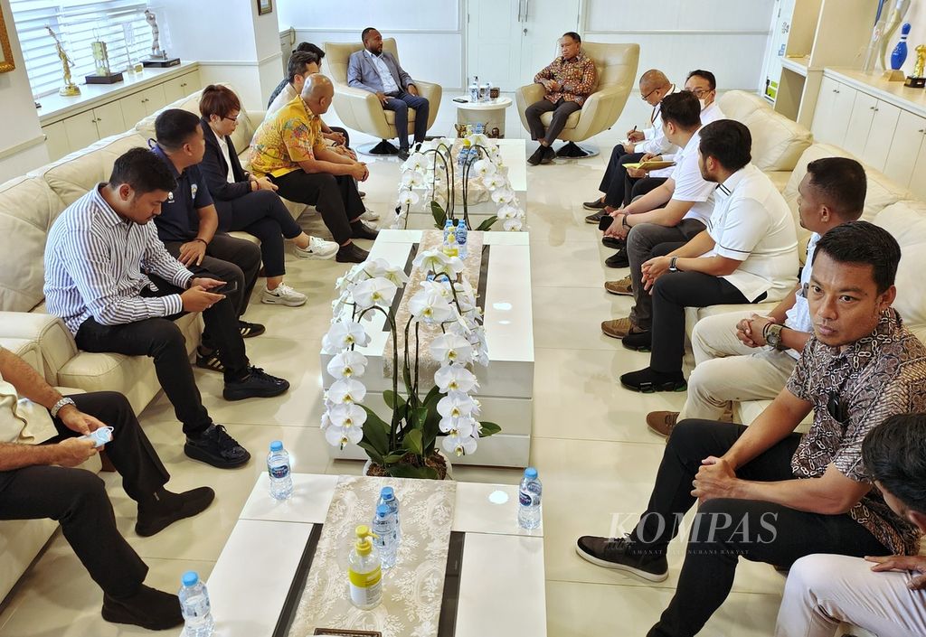 Menteri Pemuda dan Olahraga Zainudin Amali menerima perwakilan klub Liga 2 dan pemain dalam audiensi di kantor Kemenpora, Jakarta, Senin (16/1/2023). 