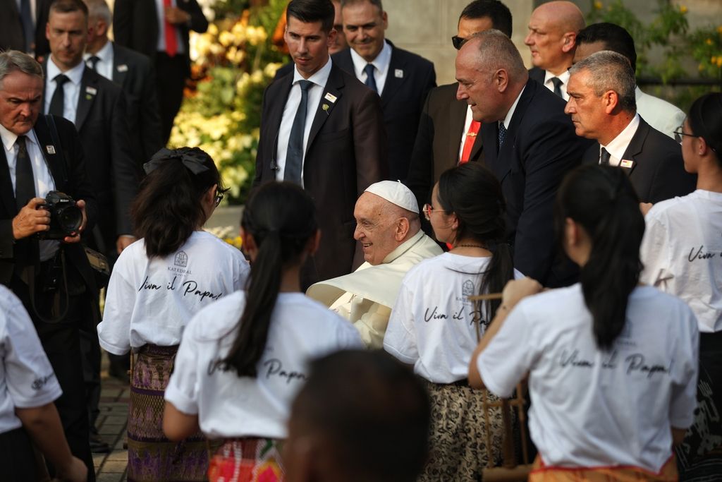 Paus Fransiskus tiba di Gereja Katedral, Jakarta (4/9/2024). Paus Fransiskus menyalami warga dan anak-anak yang menyambut Sri Paus di Gereja Katedral, Jakarta.