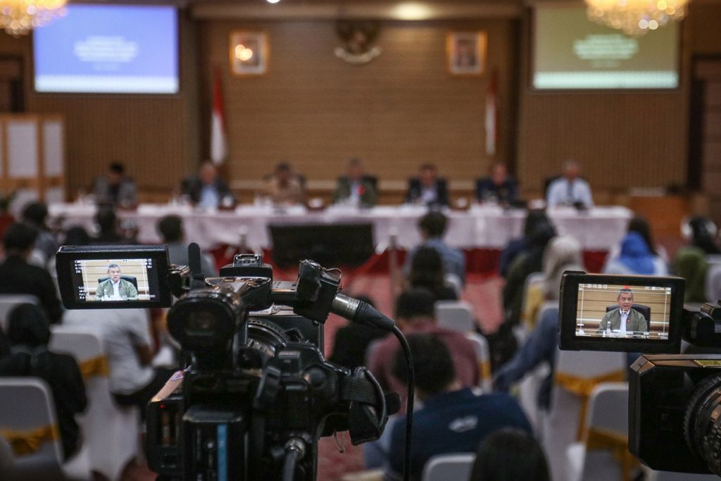 Wartawan meliput konferensi pers terkait kasus harta kekayaan bekas pejabat eselon III Direktorat Jenderal Pajak Kementerian Keuangan, Rafael Alun Trisambodo, dan pejabat eselon III Direktorat Jenderal Bea dan Cukai Kementerian Keuangan, Eko Darmanto, di Kementerian Keuangan, Rabu (1/3/2023). Wakil Menteri Keuangan Suahasil Nazara menyampaikan, Kementerian Keuangan menolak pengunduran diri Rafael Alun Trisambodo sebagai aparatur sipil negara dan akan segera mencopot Eko Darmanto dari jabatannya. 