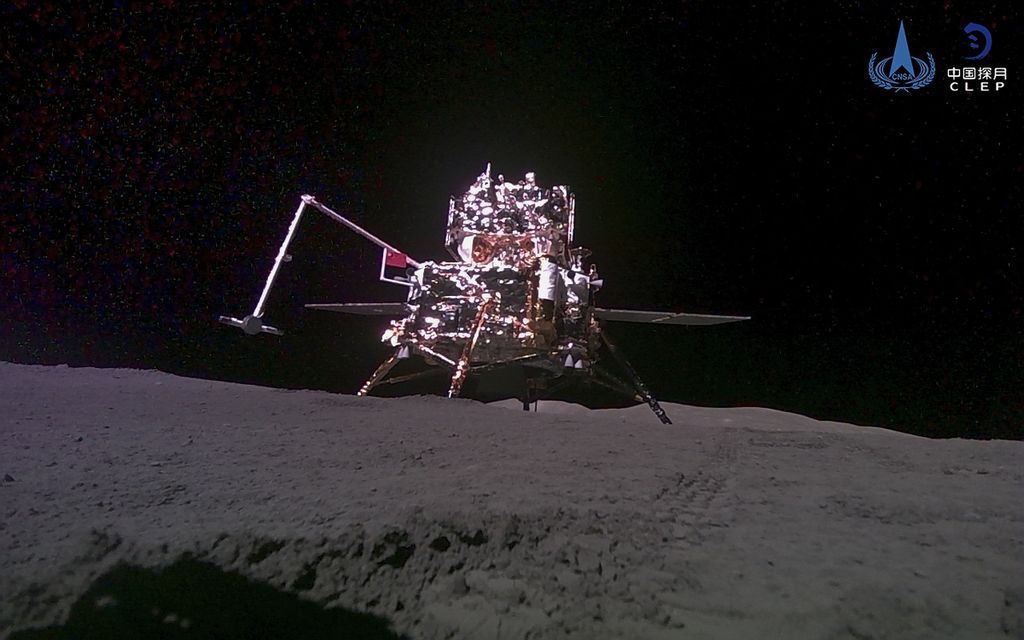 Foto dari Badan Antariksa Nasional China (CNSA) yang dirilis kantor berita Xinhua ini menunjukkan wahana Chang’e-6 berada di sisi jauh Bulan. Gambar diambil pada 4 Juni 2024 oleh penjelajah mini yang diluncurkan setelah wahana mendarat. Modul dari Chang'e-6 kembali ke Bumi pada Selasa (25/6/2024).