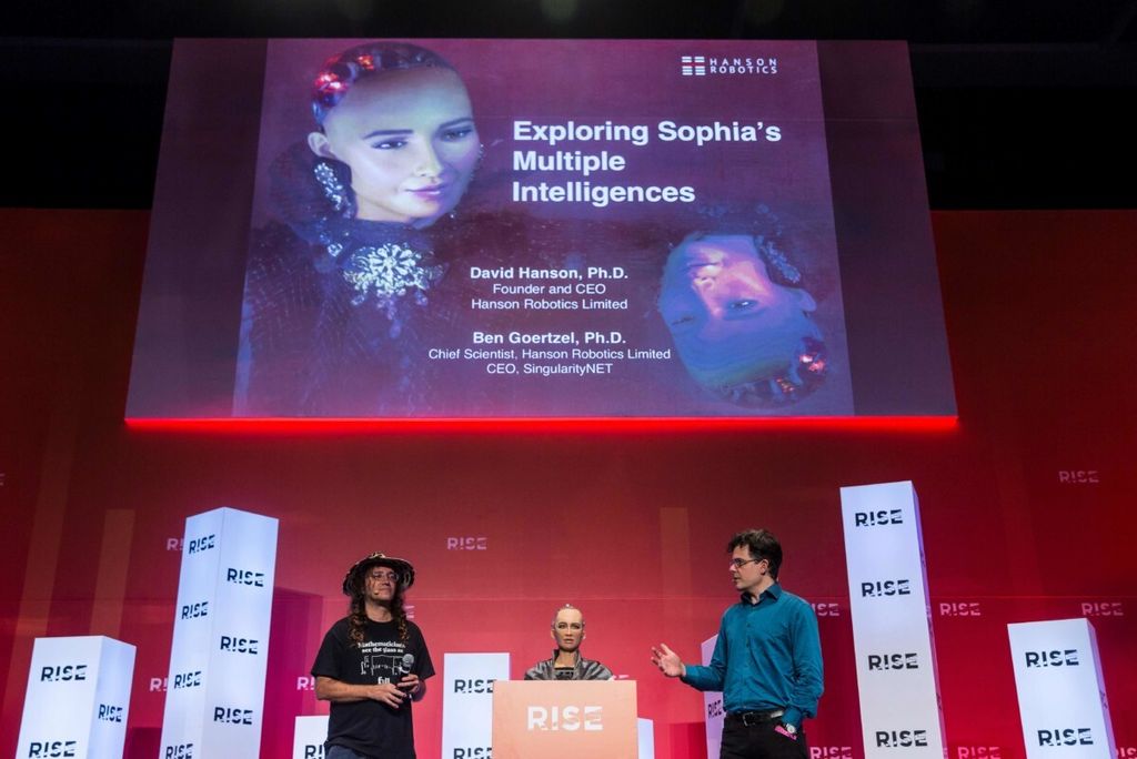 Kepala ilmuwan Hanson Robotics Ben Goertzel (kiri) dan pendiri Hanson Robotics, David Hanson (kanan) mendemonstrasikan 'Sophia the Robot' (tengah) selama diskusi tentang kecerdasan ganda Sophia dan kecerdasan buatan (AI) di RISE Konferensi Teknologi di Hong Kong pada 10 Juli 2018.