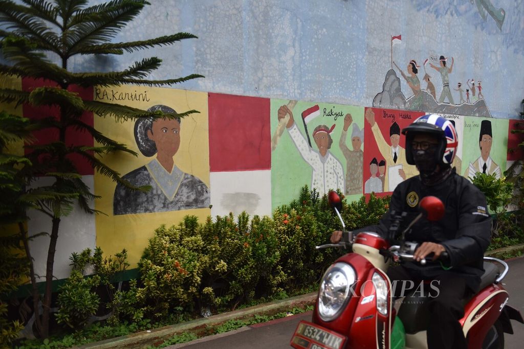 Selain untuk memperindah dinding kota, mural bisa menjadi media untuk mengenalkan para pahlawan nasional kepada masyarakat luas, seperti yang ditemui di Jalan Aria Putra, Ciputat, Tangerang Selatan, Banten, Kamis (19/3/2020). Potret para pejuang perintis kemerdekaan, seperti RA Kartini, Ki Hadjar Dewantara, Bung Tomo, dan Proklamator Soekarno-Hatta, menghiasi dinding tersebut.