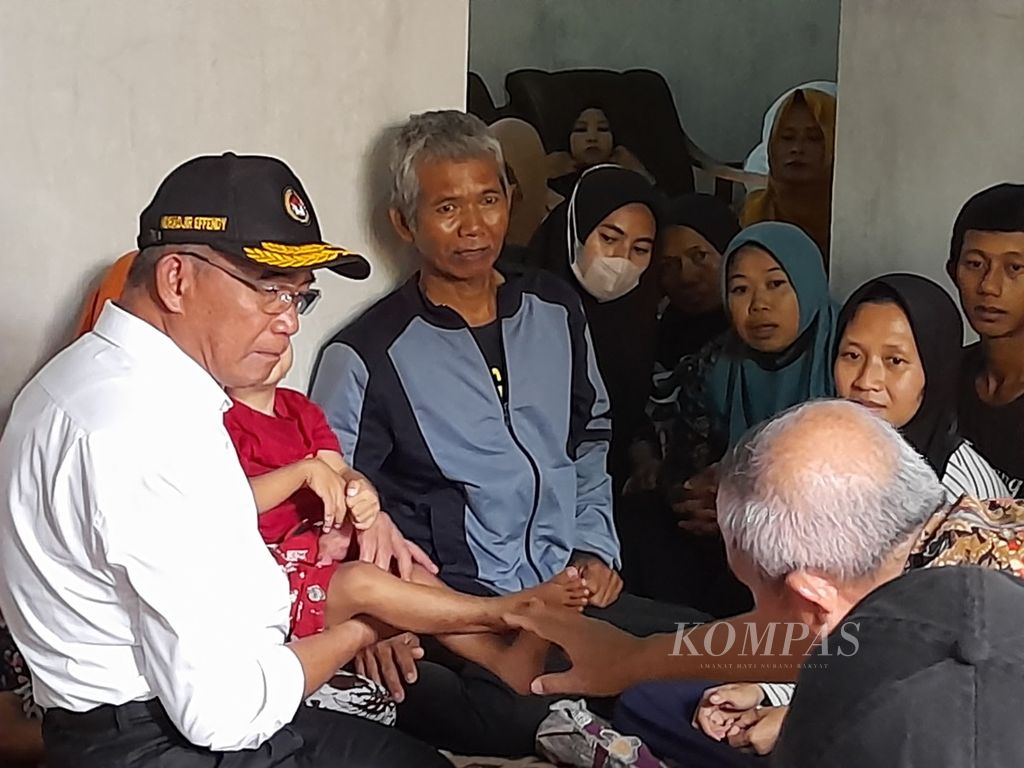 Coordinating Minister for Human Development and Culture Muhadjir Effendy (left), holding a stunted child while checking the handling of the poverty alleviation program in Pucangsongo Village, Pakis District, Malang Regency, East Java, Sunday (29/1/2023.