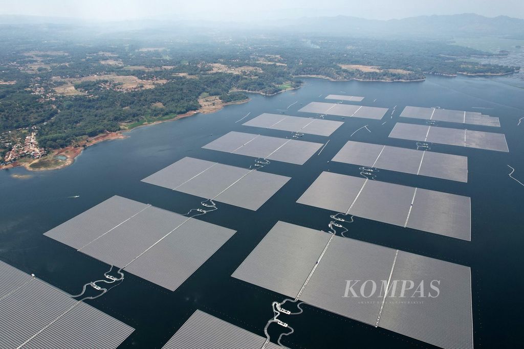 Pembangunan proyek Pembangkit Listrik Tenaga Surya (PLTS) Terapung di atas Waduk Cirata, Jawa Barat, Selasa (12/9/2023). PLTS berkapasitas 192 MWp ini akan menghasilkan energi sebesar 245 juta kWh per tahun dan dapat memasok listrik setara untuk 50.000 rumah tangga.  